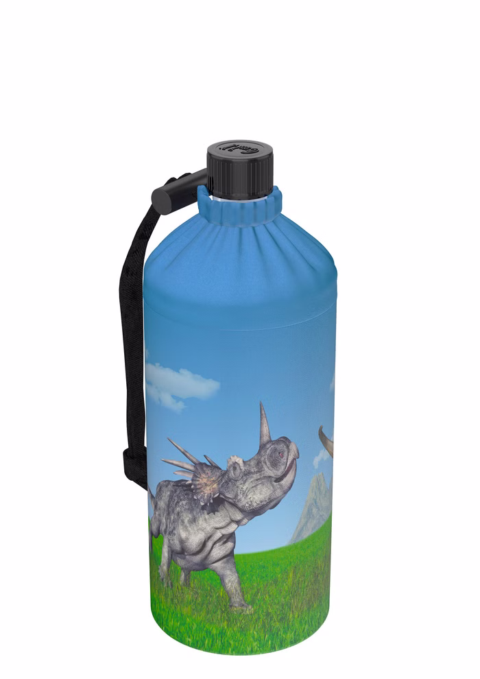 Emil Emil die Trinkflasche Dinosaurier Öko 04 l_23514 Die Emil die Trinkflasche Dinosaurier Öko von Emil (04 l) ist eine blaue Wasserflasche mit schwarzem Riemen und zeigt einen gehörnten Dinosaurier der im Gras vor einem blauen Himmel mit Wolken und Bergen steht.