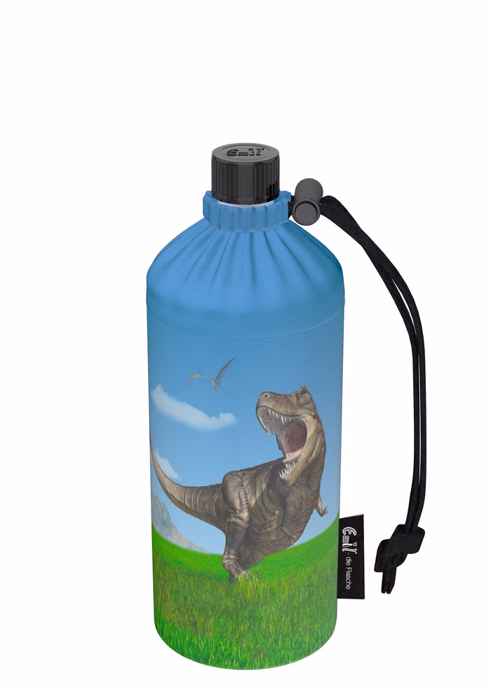 Emil Emil die Trinkflasche Dinosaurier Öko 04 l_23515 Die Emil die Trinkflasche Dinosaurier Öko 04 l von Emil ist eine blaue Trinkflasche mit schwarzem Deckel und Riemen auf der ein brüllender T. rex auf grünem Gras unter einem blauen Himmel mit Wolken und einem fliegenden Pterosaurier abgebildet ist.
