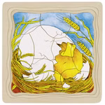 Goki Schichtenpuzzle Das Huhn _23566 Das Goki Schichtenpuzzle Das Huhn ist ein Holzpuzzle das ein gelbes Küken zeigt das aus einer Eierschale in einem Nest mit Weizen unter einem blauen Himmel schlüpft.