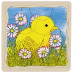 Goki Schichtenpuzzle Das Huhn _23567 Das Goki Schichtenpuzzle Das Huhn zeigt ein gelbes Küken inmitten von grünem Gras und weiß-rosa Gänseblümchen vor einem blauen Himmel.