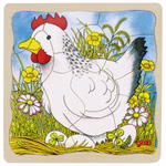 Goki Schichtenpuzzle Das Huhn _23568 Das Goki Schichtenpuzzle Das Huhn zeigt eine farbenfrohe Illustration einer weißen Henne im Gras umgeben von gelben und weißen Blumen mit drei Eiern zu ihren Füßen und einem blauen Himmel präsentiert als charmantes Holzpuzzle.