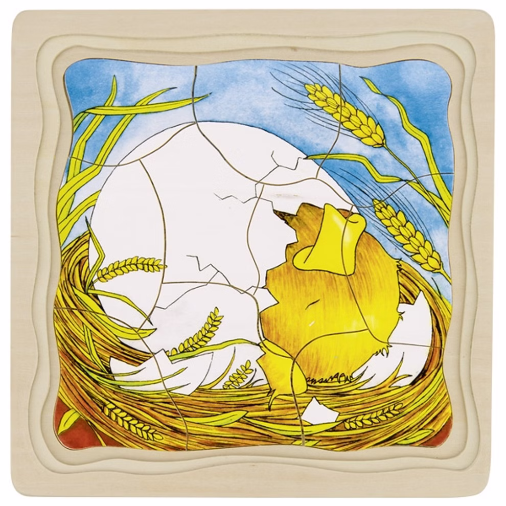 Goki Schichtenpuzzle Das Huhn _23566 Das Goki Schichtenpuzzle Das Huhn ist ein Holzpuzzle das ein gelbes Küken zeigt das aus einer Eierschale in einem Nest mit Weizen unter einem blauen Himmel schlüpft.
