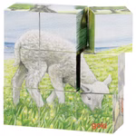 Das Würfelpuzzle Bauernhoftiere von Goki besteht aus Holzklötzen die ein weißes Lamm auf grünem Gras darstellen mit dem Schriftzug "goki" in Rot auf einem der Klötze. Einige Blöcke sind leicht verrutscht.