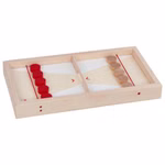 Das Goki Super Puck Brettspiel 2 in 1 ist ein Brettspiel aus Holz mit roten und weißen Kreisen.