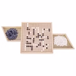 Goki Go Brettspiel mit Ausziehfächern_26470 Das Goki Go Brettspiel mit Ausziehfächern ist mit einem laufenden Spiel abgebildet; das Holzbrett liegt zwischen zwei ausziehbaren Tabletts von denen eines schwarze und das andere weiße Steine enthält alles vor einem weißen Hintergrund.