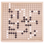 Goki Go Brettspiel mit Ausziehfächern_26471 Das Goki Go Brettspiel mit Ausziehfächern ist ein Brettspiel mit schwarzen und weißen runden Spielsteinen.