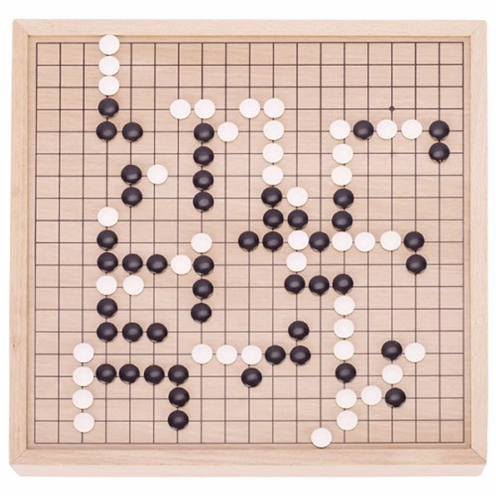 Goki Go Brettspiel mit Ausziehfächern_26471 Das Goki Go Brettspiel mit Ausziehfächern ist ein Brettspiel mit schwarzen und weißen runden Spielsteinen.
