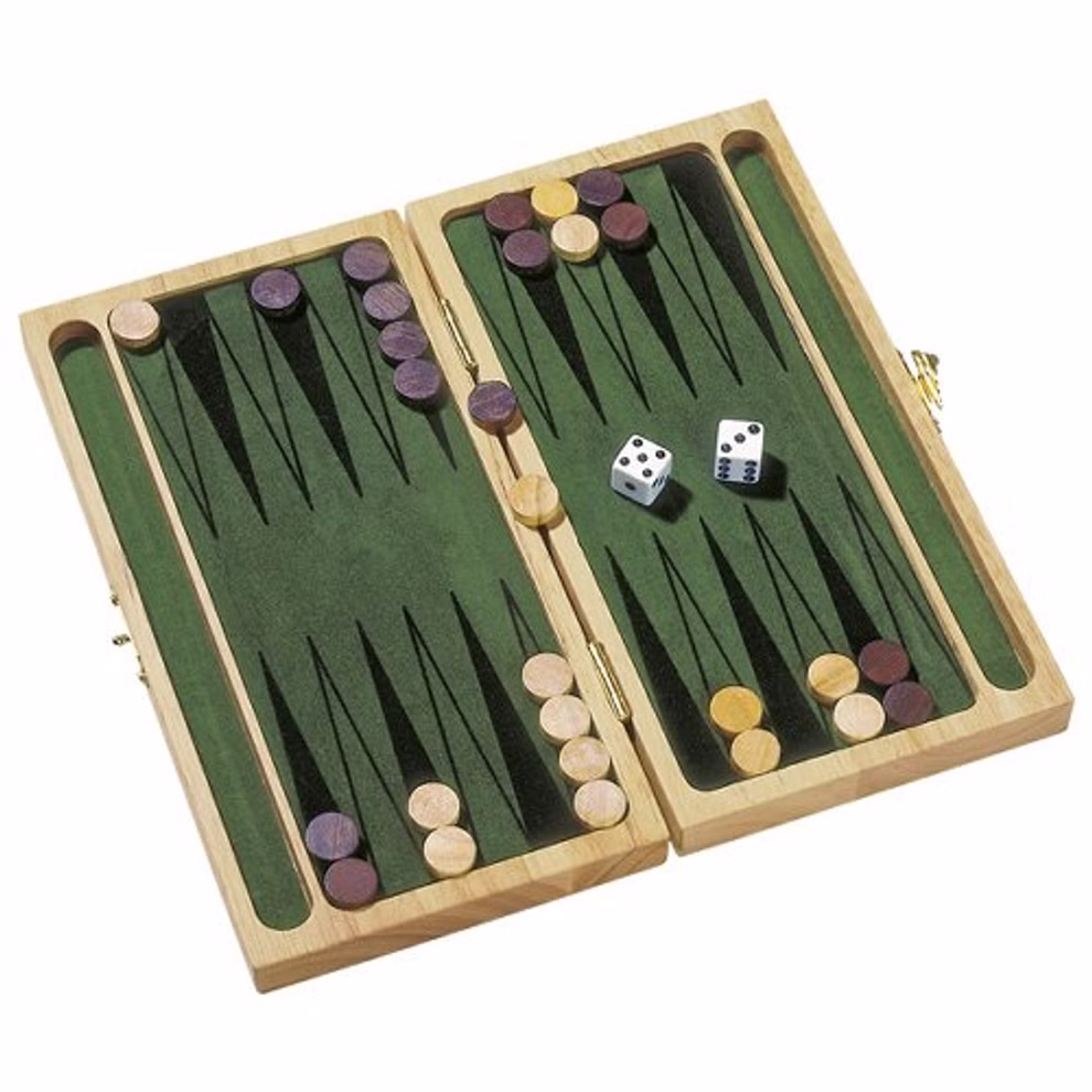 Goki Backgammon im Klappkästchen _26469 Das Goki Backgammon im Klappkästchen ist ein offenes Holzbrett mit grünem Filz mit braunen und hellbraunen Steinen auf beiden Seiten und zwei weißen Würfeln die fünf und drei zeigen.
