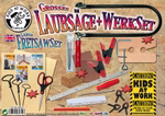 Kids at Work Laubsäge- und Werkzeug Set _23843 Das "Kids at Work Laubsäge- und Werkzeug Set" besteht aus Sägen Klammern Holzstücken einem Lineal und verschiedenen Werkzeugen die auf einer Stecktafel mit hellen Warnhinweisen und buntem Text um jedes Werkzeug herum angeordnet sind.