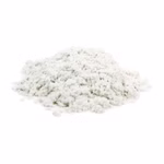 DAS DAS Pappmaché 1.000 g _23909 Ein kleiner Haufen DAS Pappmaché 1.000 g von DAS ein feines weißes Pulver wird auf eine glatte weiße Fläche gestreut ähnlich wie Mehl oder Backpulver.