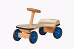 Das Lautenbach Zimmerauto Natur ist ein robustes minimalistisches Spielzeugauto aus Holz für kleine Kinder. Es hat eine natürliche Holzoberfläche blaue Räder einen T-förmigen Lenkgriff und einen einfachen geschwungenen Sitz.