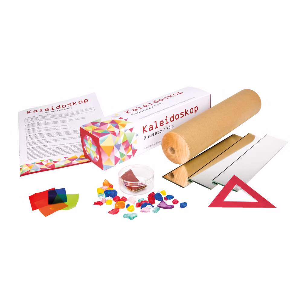 Karl Schubert Gemeinschaft Bausatz Kaleidoskop _167 Der Bausatz Kaleidoskop von Karl Schubert Gemeinschaft besteht aus einer Pappröhre farbigen Kunststoffplatten Spiegeln einem Kunststoffdreieck farbigen Steinen einer Anleitung und einer Verpackung mit geometrischem Design.