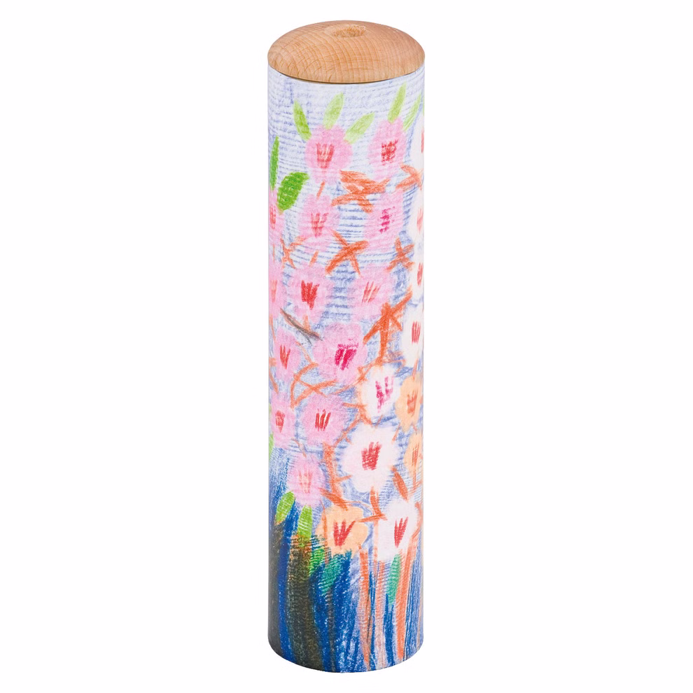 Karl Schubert Gemeinschaft Bausatz Kaleidoskop _168 Der Bausatz Kaleidoskop von Karl Schubert Gemeinschaft ist ein zylindrisches Holzobjekt mit einem gemalten Blumendesign mit rosa und weißen Blüten grünen Blättern und einem Deckel aus Naturholz.