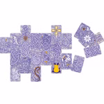Ein teilweise fertiges Wandelwinde - Spiel Hahn Puzzle von Sonnenblau zeigt ineinander greifende Karten mit komplizierten lila keltischen Knotenmustern einige mit gelben Akzenten Tieren und einem Kreuzmotiv alles auf weißem Hintergrund.