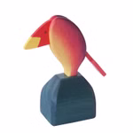 Decor Stimmungsvogel Temperamentsvogel _314 Der Decor Stimmungsvogel Temperamentsvogel ist ein hölzerner Spielzeug-Tukan mit gelbem Schnabel rotem Kopf und orange-roten Flügeln der auf einem blau-grünen Sockel sitzt.