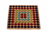 Das Farbenspiel 10x10 von Romanswerk ist ein Brettspiel aus Holz mit einem Raster aus 100 kreisförmigen Feldern die mit bunten Filzkugeln gefüllt sind die symmetrisch angeordnet und von oben auf einem weißen Hintergrund fotografiert wurden.
