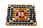 Das Romanswerk Farbenspiel 10x10 besteht aus einem quadratischen Holzbrett mit 100 bunten Filzkugeln (blau orange gelb rot und weiß) die in einem symmetrischen Gittermuster angeordnet sind.