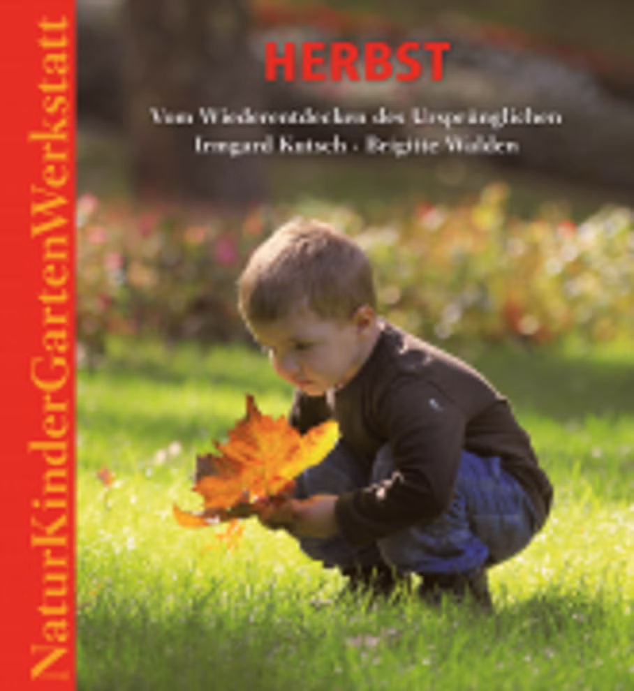 Freies Geistesleben Natur-Kinder-Garten-Werkstatt Herbst Irmgard Kutsch Brigitte Walden_2810 Ein kleiner Junge mit einem Blatt inspiriert von der "Natur-Kinder-Garten-Werkstatt Herbst" von Irmgard Kutsch und Brigitte Walden von Freies Geistesleben.