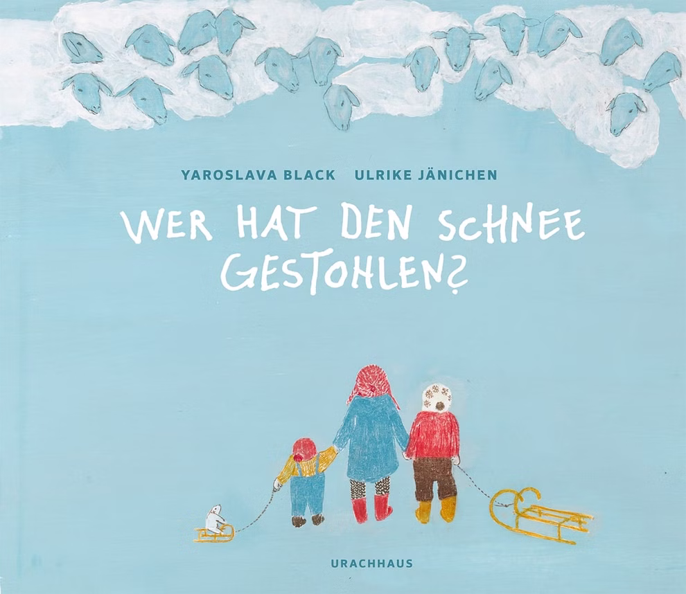 Urachhaus Wer hat den Schnee gestohlen? Yaroslava Black Ulrike Jänichen_2804 Das Titelbild von "Wer hat den Schnee gestohlen?" von Yaroslava Black und Ulrike Jänichen (Urachhaus) zeigt drei Kinder in Winterkleidung die Schlitten halten vor einem blauen Hintergrund mit weißen Wolken. Der Text erscheint auf Deutsch.