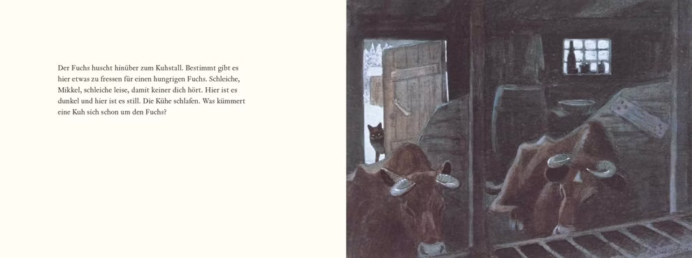 Oetinger Verlag Tomte und der Fuchs Astrid Lindgren _29976 In "Tomte und der Fuchs" von Astrid Lindgren (Oetinger Verlag) späht ein Fuchs in einen schummrigen Stall in dem Kühe friedlich stehen während das sanfte Licht einer offenen Tür und eines Fensters die Szene erhellt.