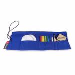 Die Seccorell Filzrolltasche gefüllt 8 Farben und Zubehör von Seccorell ist eine blaue Stoffrolltasche mit schwarzer Schnur und roter Perle die Wattepads bunte Kreidestifte und kleine Pinsel enthält.