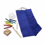 Die Seccorell Filzrolltasche gefüllt 8 Farben und Zubehör von Seccorell enthält farbige Buntstifte eine blaue Filzrolltasche einen Pinsel einen weißen Farbstift zwei runde Blöcke und ein kleines Seccorell-Stempelkissen angeordnet auf weißem Hintergrund.