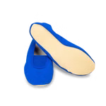 Ein Paar Morgenspruch Eurythmieversand Eurythmieschuhe Classic blau Gymnastikschuh Slip-ons mit leicht strukturierter Gummisohle-einer aufrecht einer auf der Seite mit der Sohle. 38