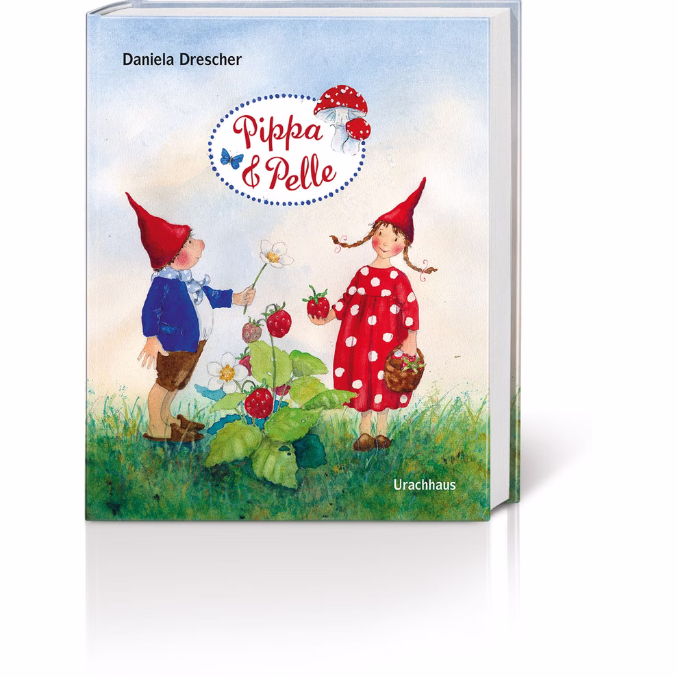 Urachhaus Pippa & Pelle Daniela Drescher _432 Das Buchcover von Pippa & Pelle Daniela Drescher von Urachhaus zeigt zwei zwergenhafte Kinder mit roten Hüten auf einer Wiese die Erdbeeren in der Hand halten vor einem sanft aquarellierten Himmel.