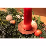 Der Weckelweiler Werkstätten Adventskranzstecker 4er Set aus Kupfer schmückt Immergrün Eicheln einen Apfel und Sterne mit eleganten Kerzenhaltern aus Kupfer für ein festliches Weihnachtsarrangement.