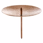 Das Adventskranzstecker 4er Set aus Kupfer von Weckelweiler Werkstätten besteht aus runden gehämmerten Kupferplatten mit zentralem Dorn und langem Pfahl die sich ideal für den Außenbereich als dekorativer Gartenschmuck oder Vogelfutterhalter eignen.