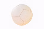 Der Lautenbach "Lederball klein" ist ein hellbrauner Lederfußball im Vintage-Stil mit sichtbaren Nähten entlang der Seitenwände abgebildet auf weißem Hintergrund.