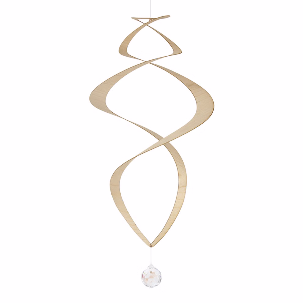 Waldfabrik Spirale mit Kristall L 33 cm._510 Die Waldfabrik Spirale mit Kristall L 33 cm ist ein modernes geschwungenes Spiral-Holzmobile mit zwei ineinander greifenden Schlaufen und einem klaren Kristallornament am unteren Ende.