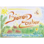 DUO Verlag Bienenzauber Mitmachbilderbuch_581 Das "Bienenzauber Mitmachbilderbuch" aus dem DUO Verlag zeigt ein buntes Feld mit Bienen Pflanzen Blumen und Ameisenhaufen. Titel in Fettschrift; Text von Ursula Habermehl und Illustrationen von Franziska Dall.
