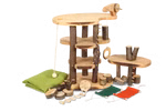 Das Decor Baumhaus für Püppchen Erlenholz ist ein mehrstöckiges Spielgerät aus Holz mit Plattformen Rampen und Kletterelementen sowie Hängematten kleinen Baumstämmen einem Seilspielzeug und grünem Tuch - alles für Hamster oder Mäuse konzipiert.
