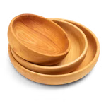 Das Drewex Erlenholzschalen 3er Set besteht aus drei glatt geschliffenen Holzschalen (Ø ca. 19 cm 16 cm 13 cm) die auf weißem Grund stehen.