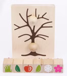Das SUNNYSUE Stempelset Jahreszeitenbaum ist ein Holzpuzzle mit einem Baum zwei Knöpfen und sechs Blöcken mit Gras zwei Blättern einem Apfel einer Schneeflocke und einer rosa Blume.