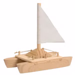 Der SUNNYSUE Bausatz Katamaran ab 5 - 8 Jahren ist ein kleines Holzmodell-Segelboot mit zwei Rümpfen einem einfachen Deck einer Mittelkabine und einem aufrechten Mast mit weißem Dreiecksegel.