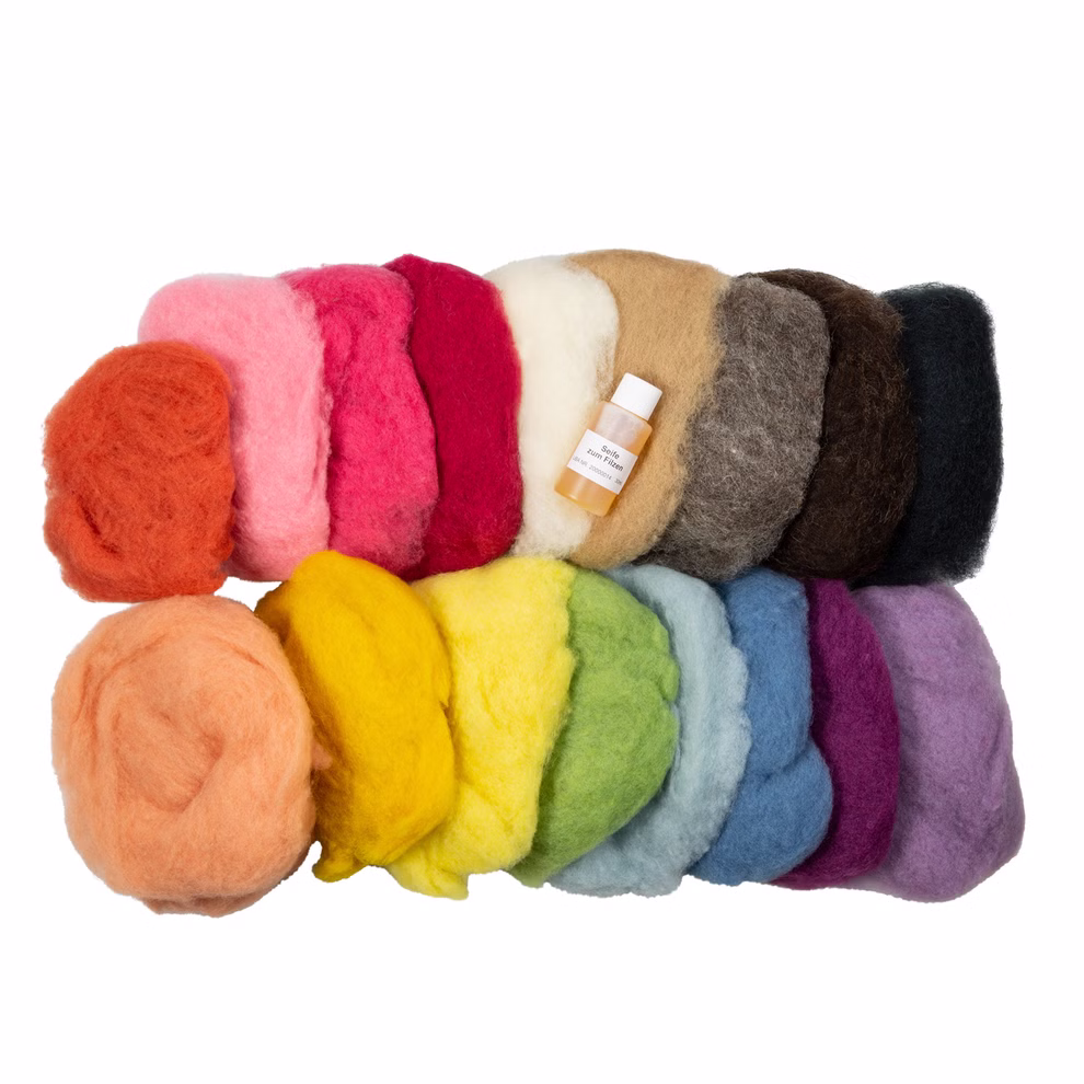 Filges Starterset zum Nassfilzen 150 g + Seife_18301 Das Filges Starterset zum Nassfilzen 150 g + Seife besteht aus farbenfrohen Wollbündeln in den Farben orange rosa rot gelb grün blau lila braun schwarz und grau mit einer kleinen Flasche Filzseife in der Mitte.