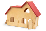 Das Decor Bauernhaus (30 x 33 x 15 cm) ist ein hölzernes Spielzeughaus mit unbearbeitetem Holz rotem Dach Bogenfenstern einer kleinen rechteckigen Tür minimalen Details und einer offenen Vordertür.