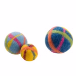 Filges Filzballbastelpackung _2286 200 Die Filges Filzballbastelpackung enthält drei bunte Wollbälle in verschiedenen Größen mit sich kreuzenden blauen gelben orangen roten und grünen Streifen auf weißem Grund. 200