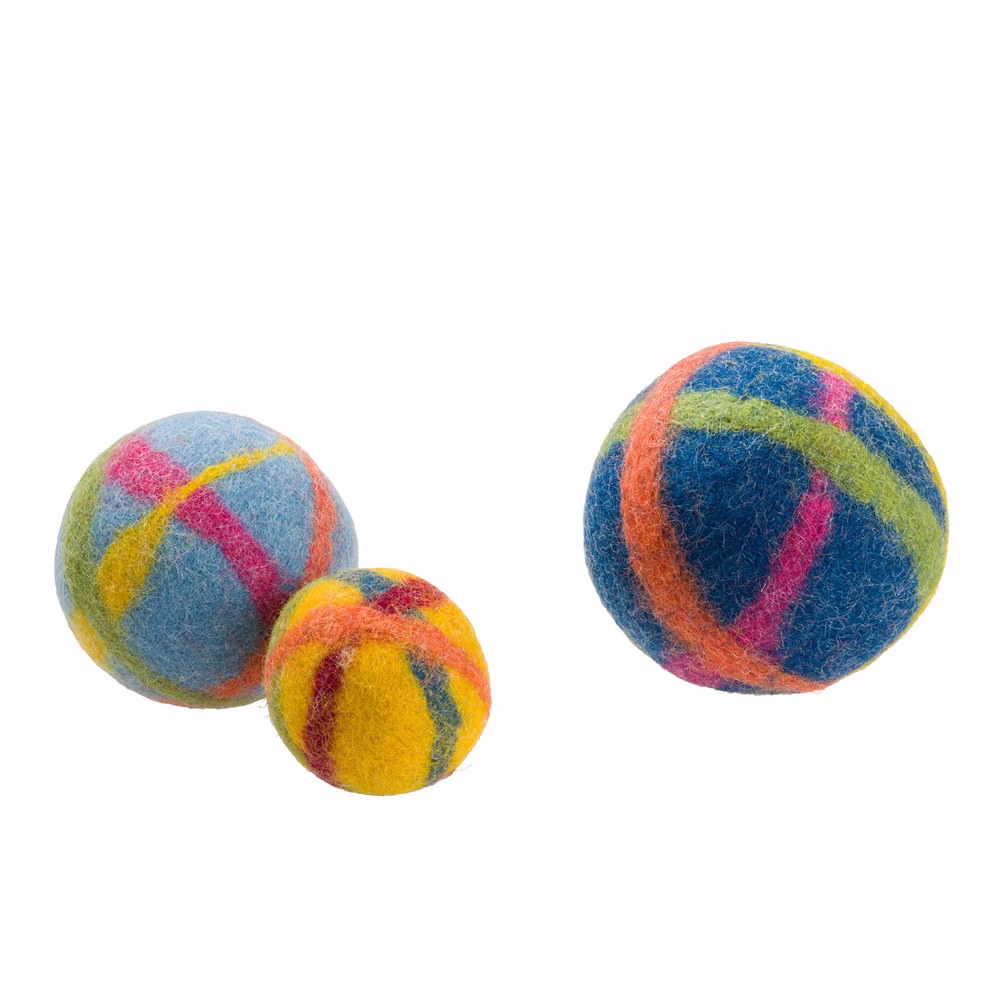 Filges Filzballbastelpackung _2286 200 Die Filges Filzballbastelpackung enthält drei bunte Wollbälle in verschiedenen Größen mit sich kreuzenden blauen gelben orangen roten und grünen Streifen auf weißem Grund. 200