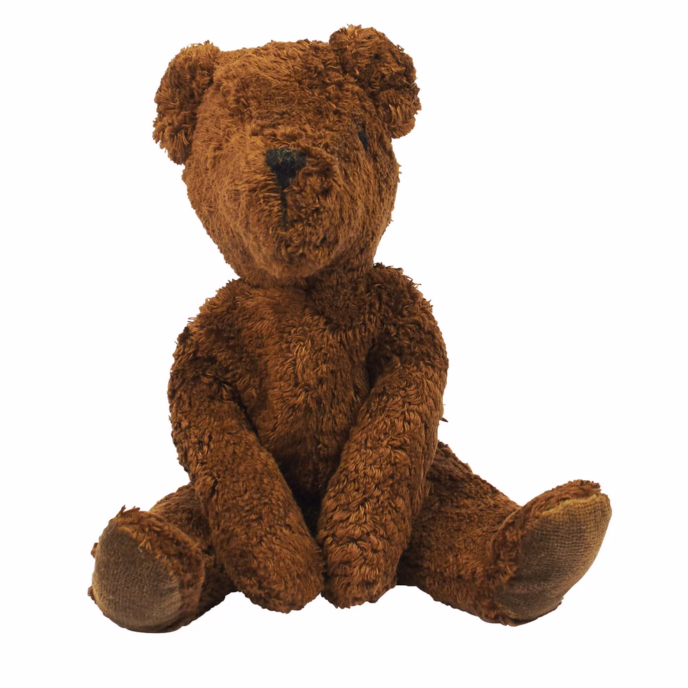 Senger Schlenker Tierpuppe Braunbär klein aus Bio-Baumwolle _1154 Die Senger Schlenker Tierpuppe Braunbär klein ist ein kleiner brauner Teddybär aus Bio-Baumwolle mit plüschiger Textur der aufrecht vor einem weißen Hintergrund sitzt.
