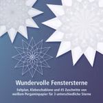 Fensterstern Spötzl Wundervolle Fenstersterne in weißen Farben Bastelset_1189 Zwei durchscheinende weiße Papiersterne und ein weißes Sternschema sind auf einem blauen Hintergrund mit Farbverlauf abgebildet. Darunter beschreibt ein deutscher Text "Wundervolle Fenstersterne in weißen Farben Bastelset" von Fensterstern Spötzl mit Schab