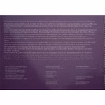 Casa Lingua Das bucklig Männlein _1297 Eine Seite aus "Das bucklig Männlein" von Casa Lingua zeigt einen deutschen Text in weißer Farbe auf violettem Hintergrund über die Bedeutung von Kinderliedern für die Sprachentwicklung von Kleinkindern unterteilt in Absätze mit Angabe des Autors am untere