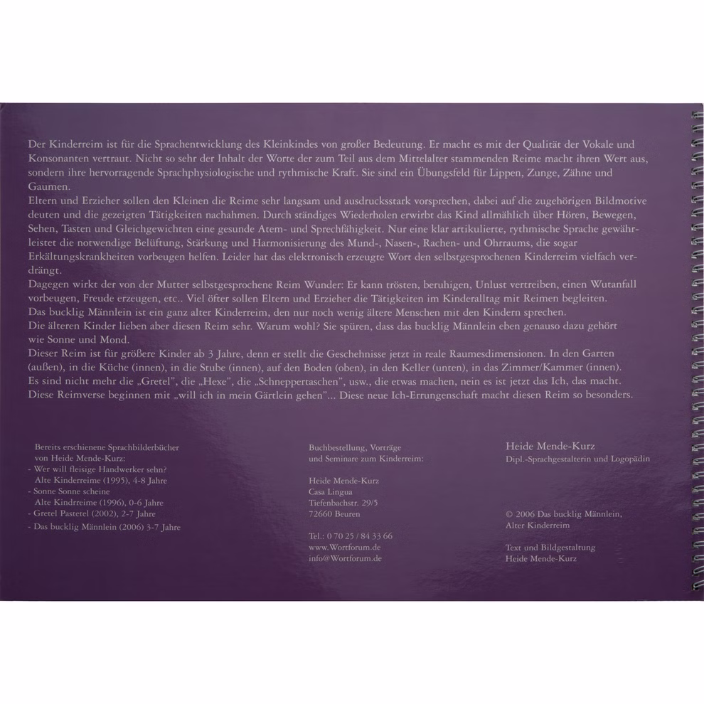 Casa Lingua Das bucklig Männlein _1297 Eine Seite aus "Das bucklig Männlein" von Casa Lingua zeigt einen deutschen Text in weißer Farbe auf violettem Hintergrund über die Bedeutung von Kinderliedern für die Sprachentwicklung von Kleinkindern unterteilt in Absätze mit Angabe des Autors am untere