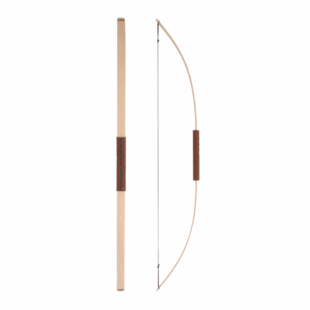 Spielzeugmanufaktur VAH Pfeil und Bogen L 100 cm_1334 Die Spielzeugmanufaktur VAH Pfeil und Bogen L 100 cm wird von der Seite gezeigt wobei die geschwungene Holzform und die Sehne hervorgehoben werden und von vorne wobei das gerade Profil und der zentrale Ledergriff zu sehen sind.