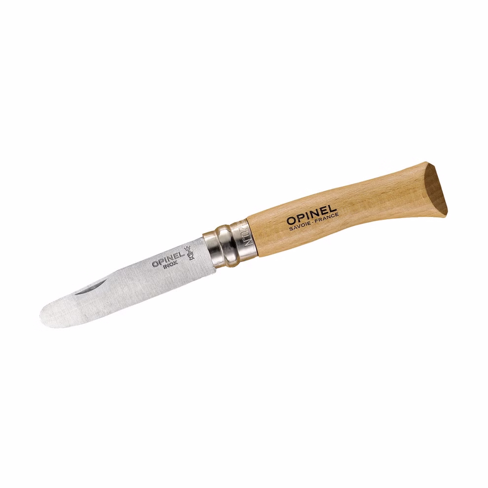 Kosmos Meine Schnitzwerkstatt Astrid Schulte_1341 Ein klappbares Messer Meine Schnitzwerkstatt Astrid Schulte von Kosmos mit einer abgerundeten Klinge aus rostfreiem Stahl und einem Holzgriff der den Produkt- und Markennamen auf dem Griff trägt.