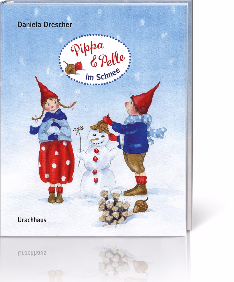 Urachhaus Pippa und Pelle im Schnee Daniela Drescher _2347 Das Buchcover von "Pippa und Pelle im Schnee Daniela Drescher" von Urachhaus zeigt zwei zwergenhafte Kinder in Winterkleidung die mit fallendem Schnee und Tannenzapfen einen Schneemann bauen.