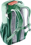 Der Deuter Kinderrucksack Junior (Grüntöne 18 l) verfügt über netzgepolsterte Schultergurte Seitentaschen einen an einem Gurt befestigten Schlüssel und ein roségoldenes Portemonnaie oder Etui das im oberen Reißverschlussfach teilweise sichtbar ist.