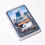 In einem Kunststoffkoffer befindet sich das Kartenspiel "Quartett Berge Europas 32 markante Gipfel" von Wendelins Kartenspiele mit einem Berggipfel einer Europakarte und einem Text ab 8 Jahren der 32 markante Gipfel hervorhebt.